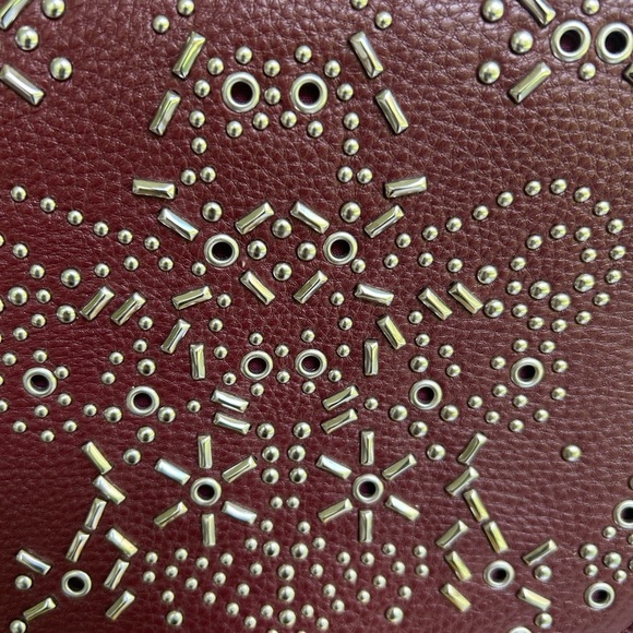 Elegant Burgundy Crossbody Bag with Intricate Design - Picture 3 of 5